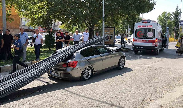 Elazığ'da lüks araç, tonlarca demirin altında kaldı: 2 yaralı