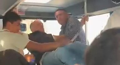 Elazığ'da otobüs şoförü ile yolcunun tekme tokatlı kavgası kamerada