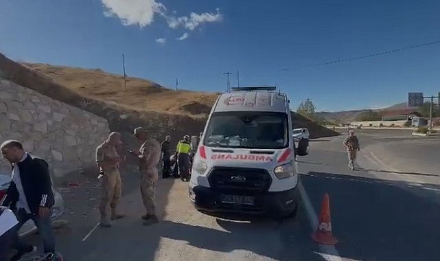 Elazığ'da otomobil durağa daldı: 1'i ağır 6 yaralı