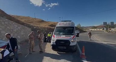 Elazığ'da otomobil durağa daldı: 1'i ağır 6 yaralı