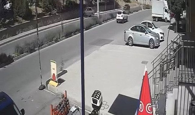 Elazığ'da otomobil istinat duvarına çarptı: 2 yaralı