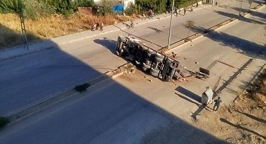 Elazığ'da refüje çarpan tır devrildi