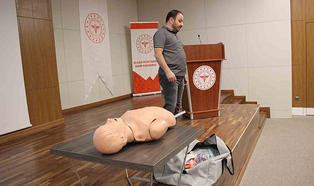 Elazığ'da sağlık çalışanlarına eğitimler sürüyor