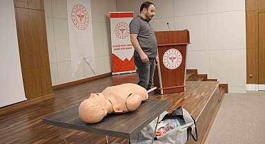 Elazığ'da sağlık çalışanlarına eğitimler sürüyor