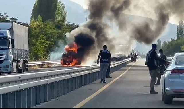 Elazığ'da seyir halindeki otomobil alev aldı