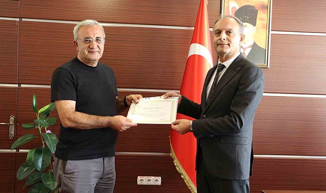 Elazığ'da sigarayı bırakan 2 vatandaşa 'Teşekkür Belgesi' verildi