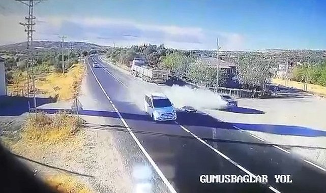 Elazığ'da trafik kazası güvenlik kamerasına yansıdı