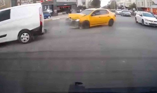Elazığ'da trafik kazası kameralara yansıdı