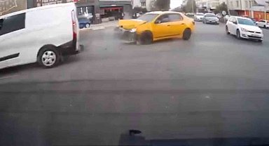 Elazığ'da trafik kazası kameralara yansıdı