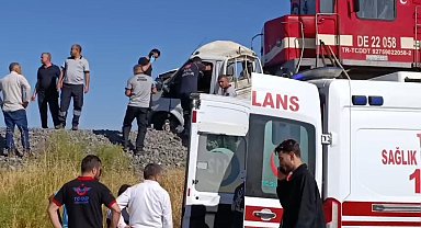 Elazığ'da tren kamyonete çarptı: 1 yaralı