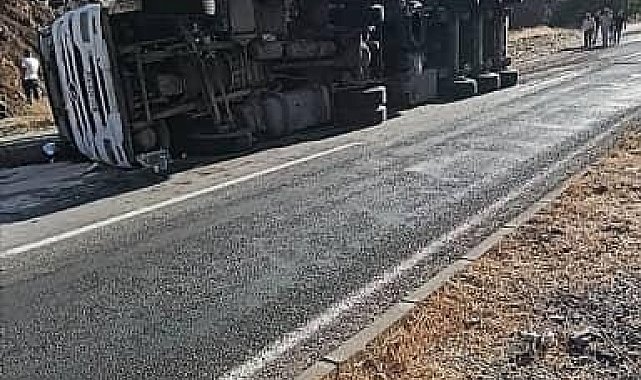 Elazığ'da virajı alamayan tır, devrildi