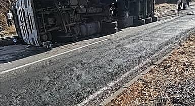 Elazığ'da virajı alamayan tır, devrildi