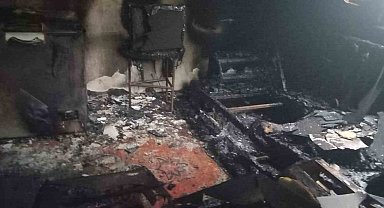 Elektrik kontağından çıkan yangında iki katlı ev kullanılamaz hale geldi