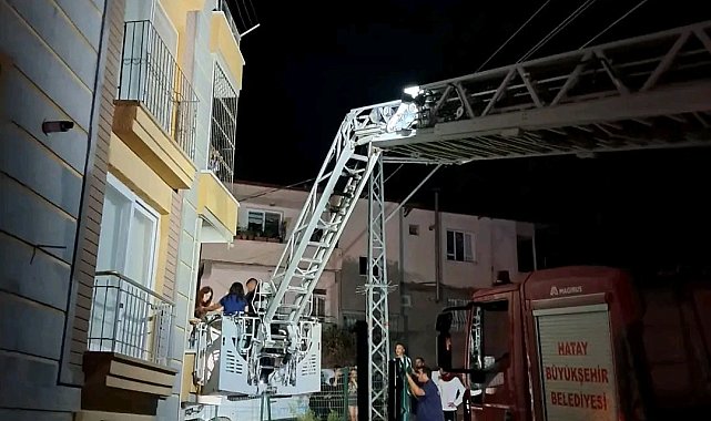 Elektrik panosundan çıkan yangında 50 vatandaşı itfaiye kurtardı