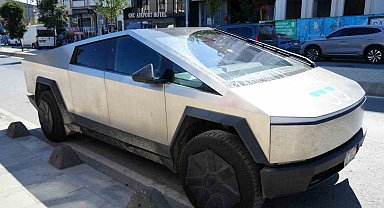 Elektrikli araçla dünya turuna çıkan ikili Türkiye'de: İlk durak Arnavutköy