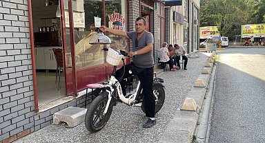 Elektrikli bisiklet ile servis yapan çaycı hem vakitten hem de maliyetten tasarruf ediyor