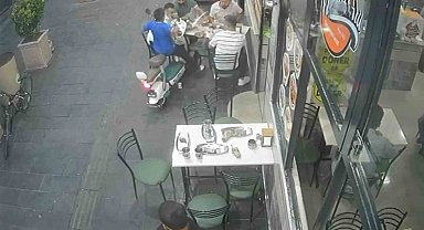 Elektrikli bisiklet yemek yiyenlerin arasına daldı