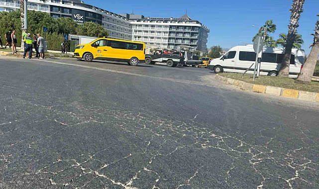 Elektrikli bisiklete ticari taksi çarptı, 3 Alman vatandaşı yaralı