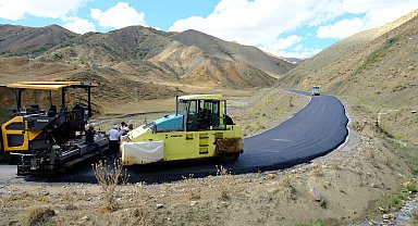 Eleşkirt'te Çatkösedağ grup köy yoluna sıcak asfalt döküldü