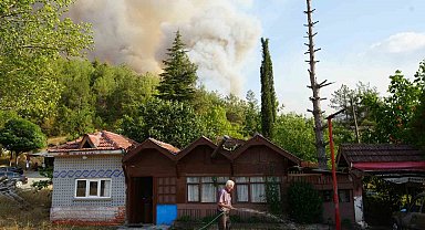Elinde hortumla otları ıslatarak evini yangından korumaya çalıştı