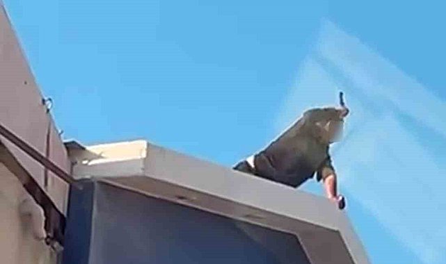 Elindeki bıçakla korku dolu anlar yaşatan şahsı ekipler ikna etti