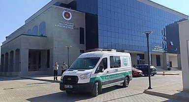 Ellerini ve yüzünü balıklar yemiş...