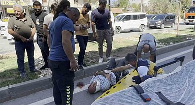 Emekli maaşını çekti, yolun karşısına geçerken otomobil çarpıp kaçtı