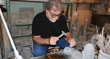 Emekli öğretmen taşlara 'fısıldıyor'