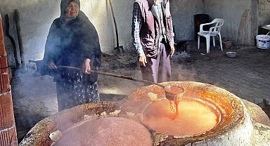 Emet Yağcık köyünde yöresel ve organik pekmez üretim evinde inceleme