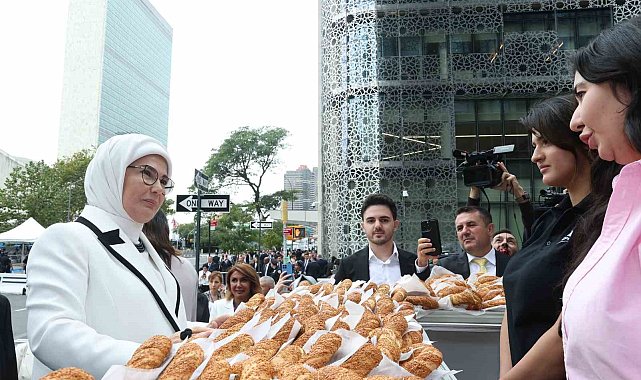 Emine Erdoğan, Türkevi'nin yakınına kurulan simit standını ziyaret etti