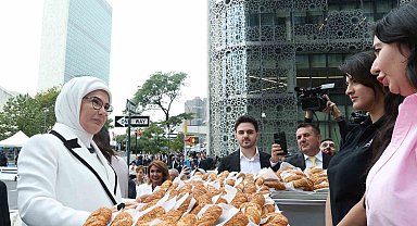 Emine Erdoğan, Türkevi'nin yakınına kurulan simit standını ziyaret etti