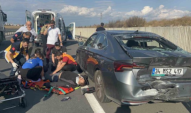 Emniyet şeridindeki otomobile motosiklet çarptı: 1 yaralı