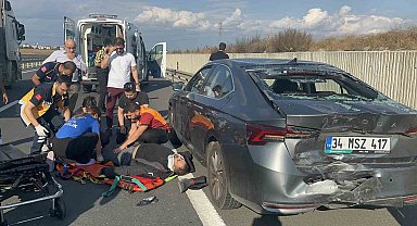 Emniyet şeridindeki otomobile motosiklet çarptı: 1 yaralı