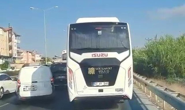 Emniyet şeridini kullanan araçlar ambulansa zor anlar yaşattı