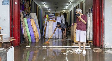 Endonezya'yı sel vurdu: 19 ölü, 10 kayıp