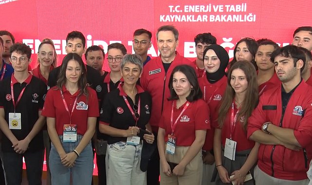 Enerji ve Tabii Kaynaklar Bakanı Bayraktar TEKNOFEST'TE gençlerle buluştu