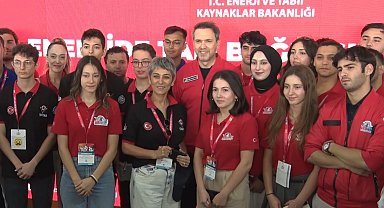 Enerji ve Tabii Kaynaklar Bakanı Bayraktar TEKNOFEST'TE gençlerle buluştu