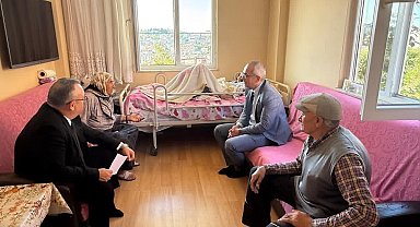 Engelli eşi ve yatalak annesini bebeği gibi bakıyor