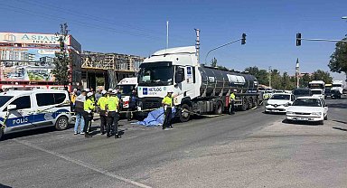 Engelli kız çocuğu ile annesine tır çarptı: Tırın altında kalan anne olay yerinde hayatını kaybetti