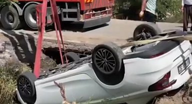 Erciş'te otomobil su kanala uçtu: 3 yaralı