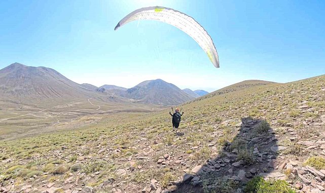 Erciyes'in 3 bin 500 metre rakımına yamaç paraşütü ile çıktılar