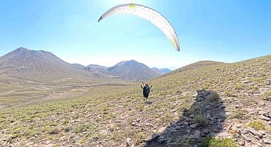 Erciyes'in 3 bin 500 metre rakımına yamaç paraşütü ile çıktılar