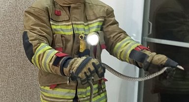 Erzin ve İskenderun'da eve giren yılanları itfaiye yakaladı