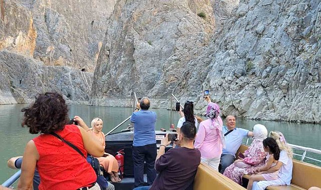Erzincan'da dünyanın ikinci büyük kanyonunda tekne keyfi yapıp dağ keçilerini izliyorlar