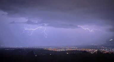 Erzincan'da geceyi aydınlatan şimşek ve yıldırımlar kamerada