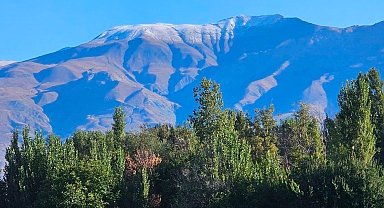 Erzincan'da Keşiş Dağının zirvesine kar yağdı