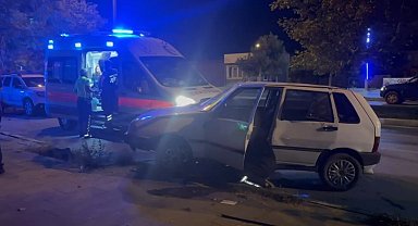 Erzincan'da otomobil kaldırıma çıktı: 1 yaralı