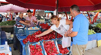 Erzincan'da salçalık domates ve biberler tezgahlarda