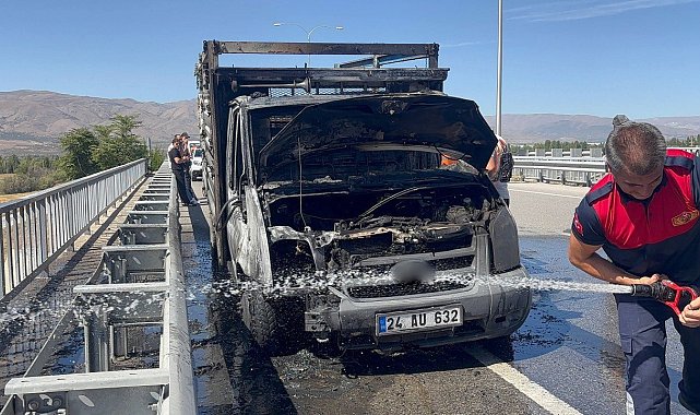 Erzincan'da seyir halindeki kamyon alev alev yandı