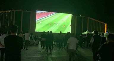 Erzincanlılar, A Milli Takım'ın galibiyet sevincini meydanda yaşadı